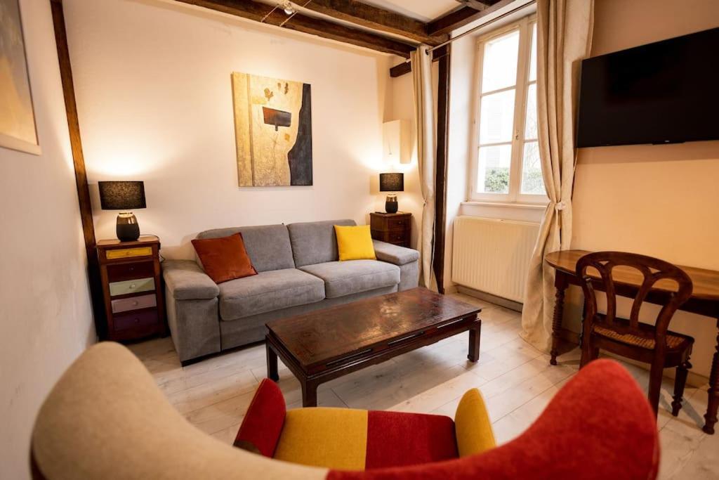 Le "Pied A Terre" - Appartement Plein Centre Avec Parking Prive Bourges Exterior foto